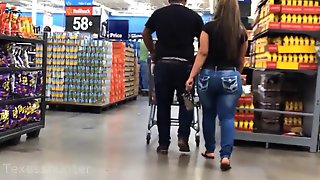 Sexy walk thick booty (caught twice)