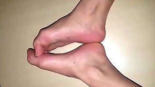 Elli moves her sexy (size 36) feet