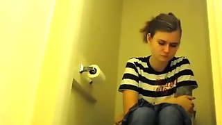 Teen chick pulls down her tight jeans pants to pee