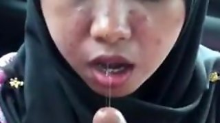 Malay- awek tudung muka jerawat isap kote