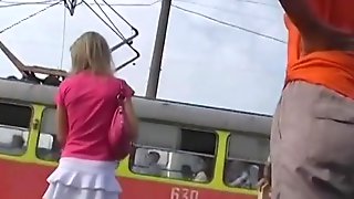 Magrinha sabrosa de mini falda blanca cogiendo el tren