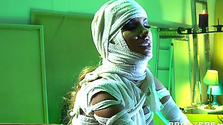 Elicia solis is a sexy mummy with an unholy appetite for big dick