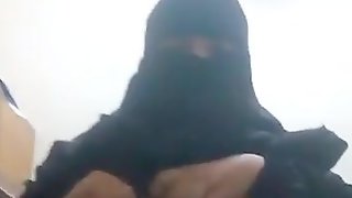 Burka Hure zeigt Fotze und Titten