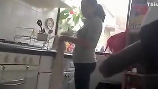 I expose my cock to a housemaid while she was washing dishes