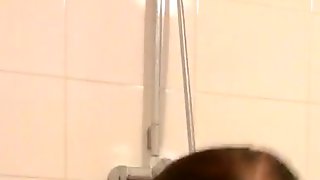 Nederlands (dutch) blond meisje vingert onder de douche