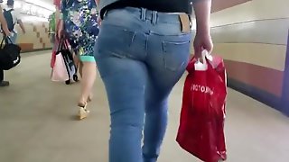 Russian milf with nice ass on the street
