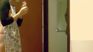 Girl exposes her big ass to pizza delivery dude