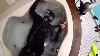 Underwater in gas mask