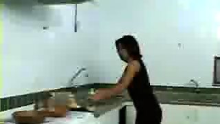 Pegando a cunhada na cozinha 