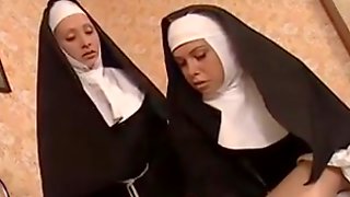 Trio con dos monjas