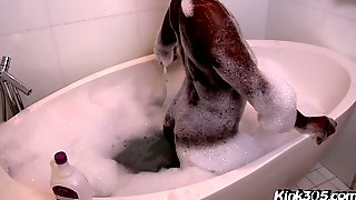 Sexy Ebony shows off her nice body while taking a bubble bath