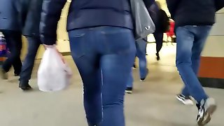 Fast moving MILFs ass in tight jeans