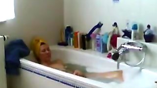 Spied my Mom shaving her pussy in bath
