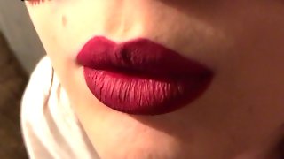 Teen rød leppestift nærbilde blowjob, cum på tungen og svelge
