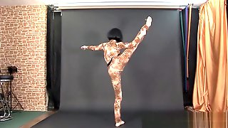 Professional ballet dancer shows her abilities naked