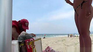 CASADA PROVOCANDO TRABALHADOR NA PRAIA - BRAZILXPORN.COM