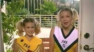 Cheerleaders Kristi と Teri Starr 三人組