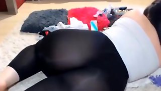 Chica me muestra el culo en leggings por webcam