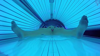 Tanning Bed Solo, Public