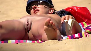 Big PUSSY Lips Close-Up Voyeur Beach Amateurs MILFS Video
