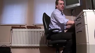 Computer Nerd Manfred bumst seine Olle