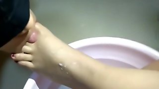 Chinese foot worship-feet feed milk
