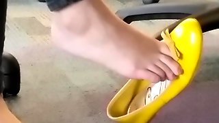 Hot shoeplay in yellow flats in computer lab