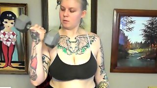 CHUBBY TATTOOED GIRL DOING BICEP CURLS