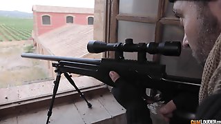 Sniper - vollbusige Brünette Anissa Kate im militärischen Fetisch-Hardcore