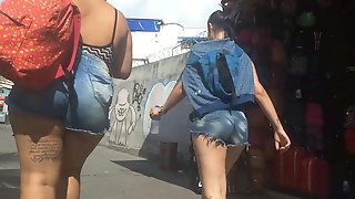 Duas piranhas gostosas exibindo o rabo na rua