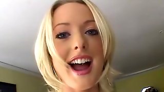La superbe star du porno Melissa Lauren dans une scène faciale pour adultes