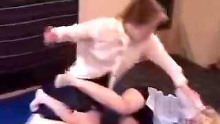 Russian schoolgirls catfight