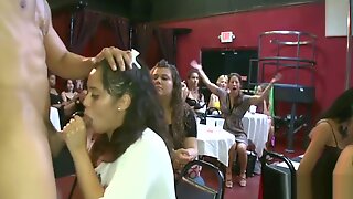 Homme Nu Et Filles Habillées