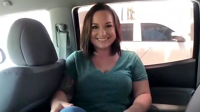 Slutty girlfriend in blue jeans proves her amazing footjob skills in car