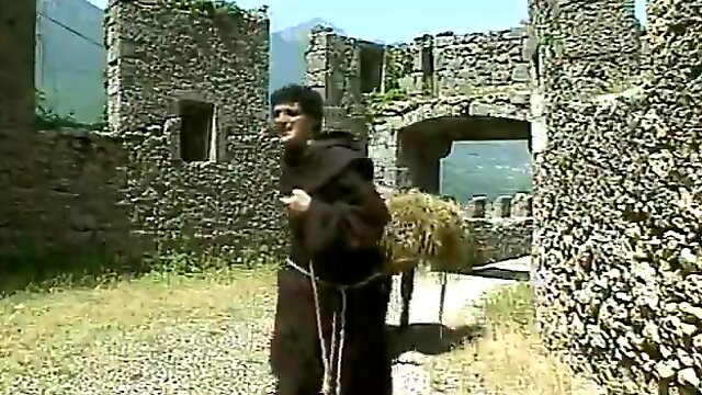 Horny nun blows dick in Italian porn movie from 90s