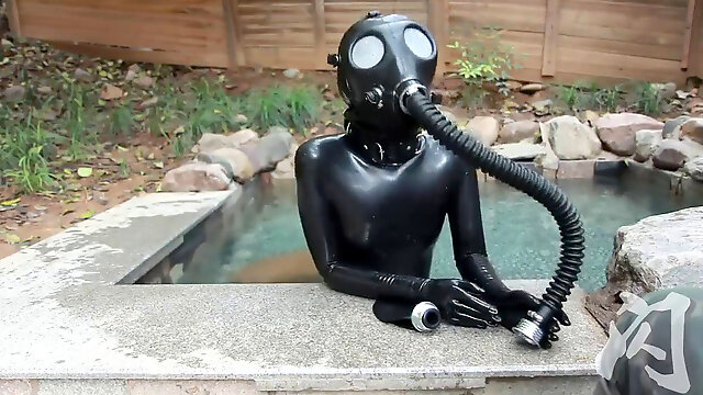 Breathplay in water with gasmask