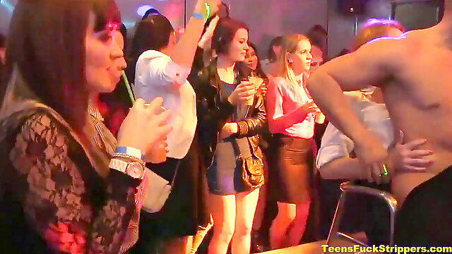 Slutty Moms & Teens deep-throat Strippers chisels During CFNM party