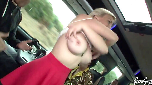 La mummy Cameron baise un first-timer dans un bus de admirers - Gros Seins Video
