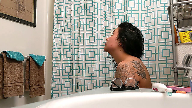 Japanese Houseguest has NO IDEA shes gonna be on pornhub - bathroom spy cam