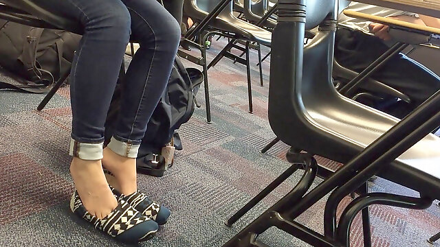 Candid asian dame Toms Shoeplay in class