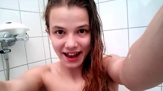 Nineteen Jahre teenage pisst in die Dusche - NATURSEKT - Lola-LaCita
