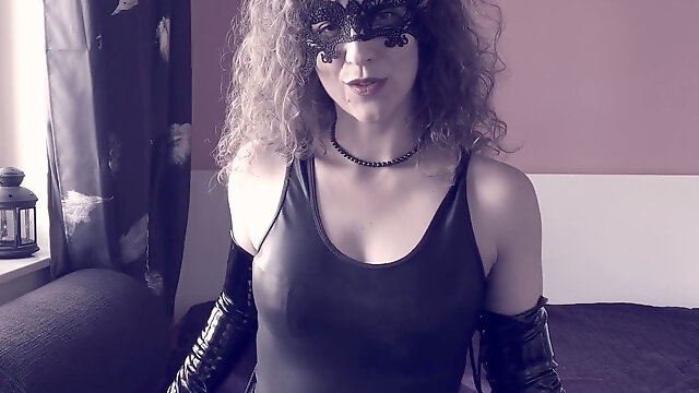 Comply your dominatrix! follow my orders. HotwifeVenus.