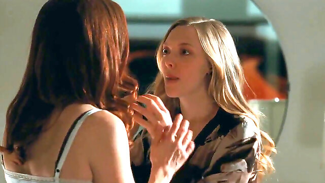 Amanda Seyfried and Julianne Moore - Chloe