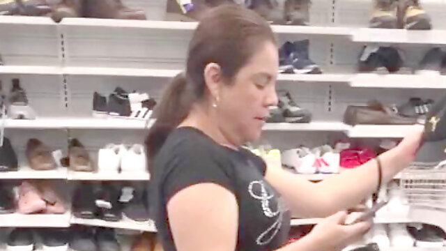 Candid Latina milf thick butt in Leggings