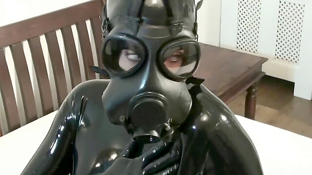 Dame In 2 Layers Of latex Catsuits dark-hued + Transparent With Gas Mask + Piss