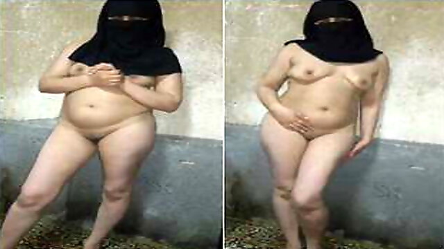 Indian desi sexy muslim bhabhi strip tease nude big boobs