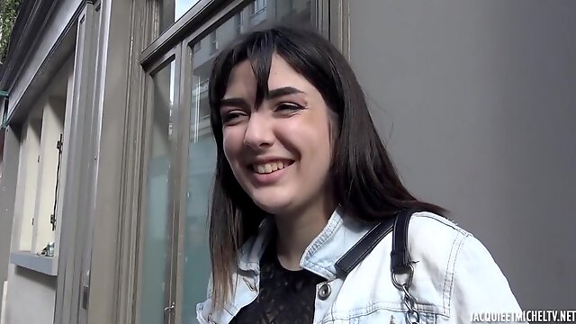 Lola, 18 ans, première vidéo porno gangbang