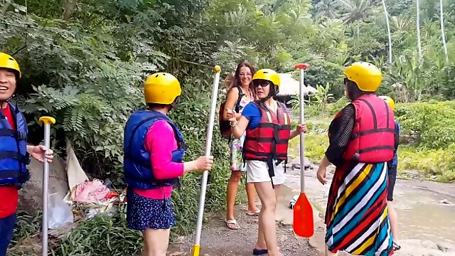 Pussy Flashing at RAFTING Spot among Chinese tourists # Public NO PANTIES