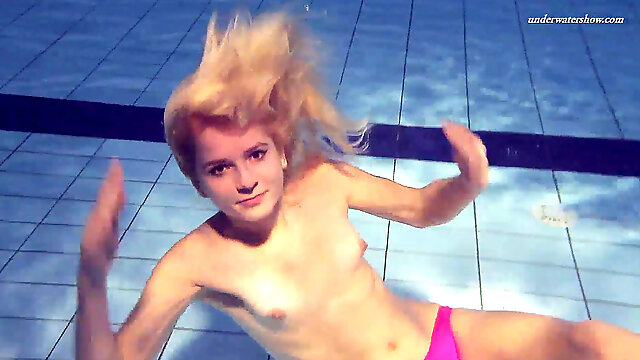 Sizzling Elena shows what she can do under water