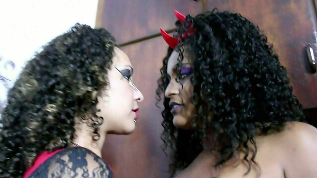 Debora Blu & Jennifer Avila - Makeup to kiss - Lony Fetiches